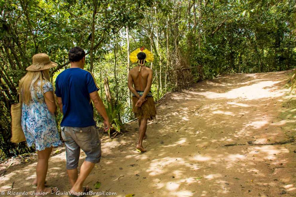 Imagem de um índio guiando turistas na Aldeia.